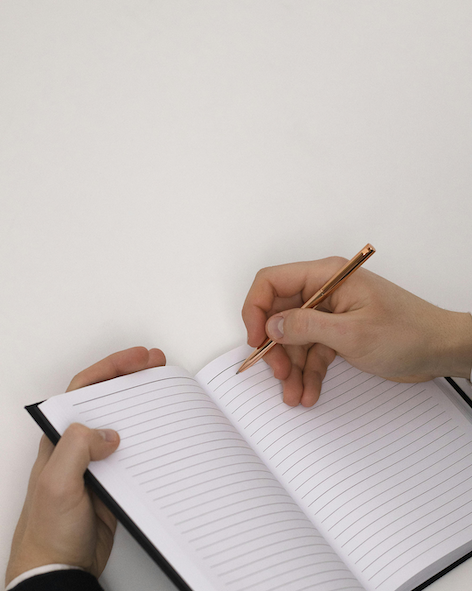 Privilégiez le stylo ou un dictaphone au téléphone pour limiter les perturbations.