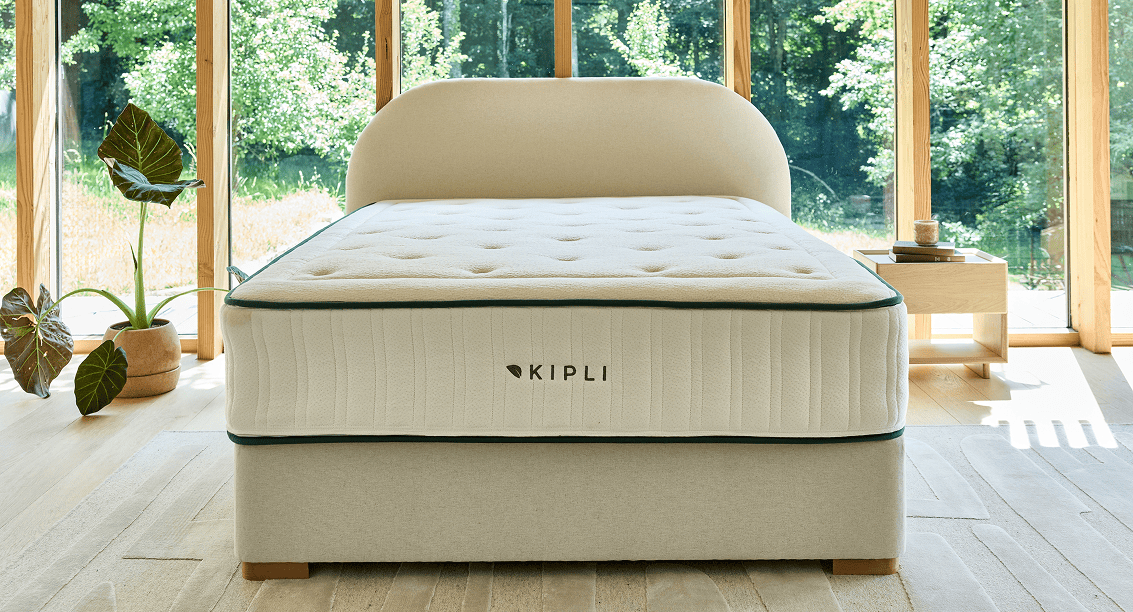 Matelas Kipli en latex naturel dans une chambre lumineuse au style épuré