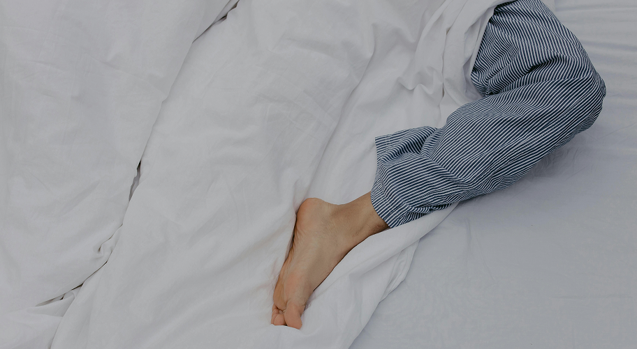 Illustration d'une personne dormant profondément, représentant le sommeil réparateur