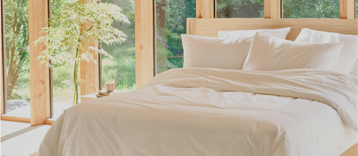 Chambre Kipli avec matières naturelles et mobilier en bois massif