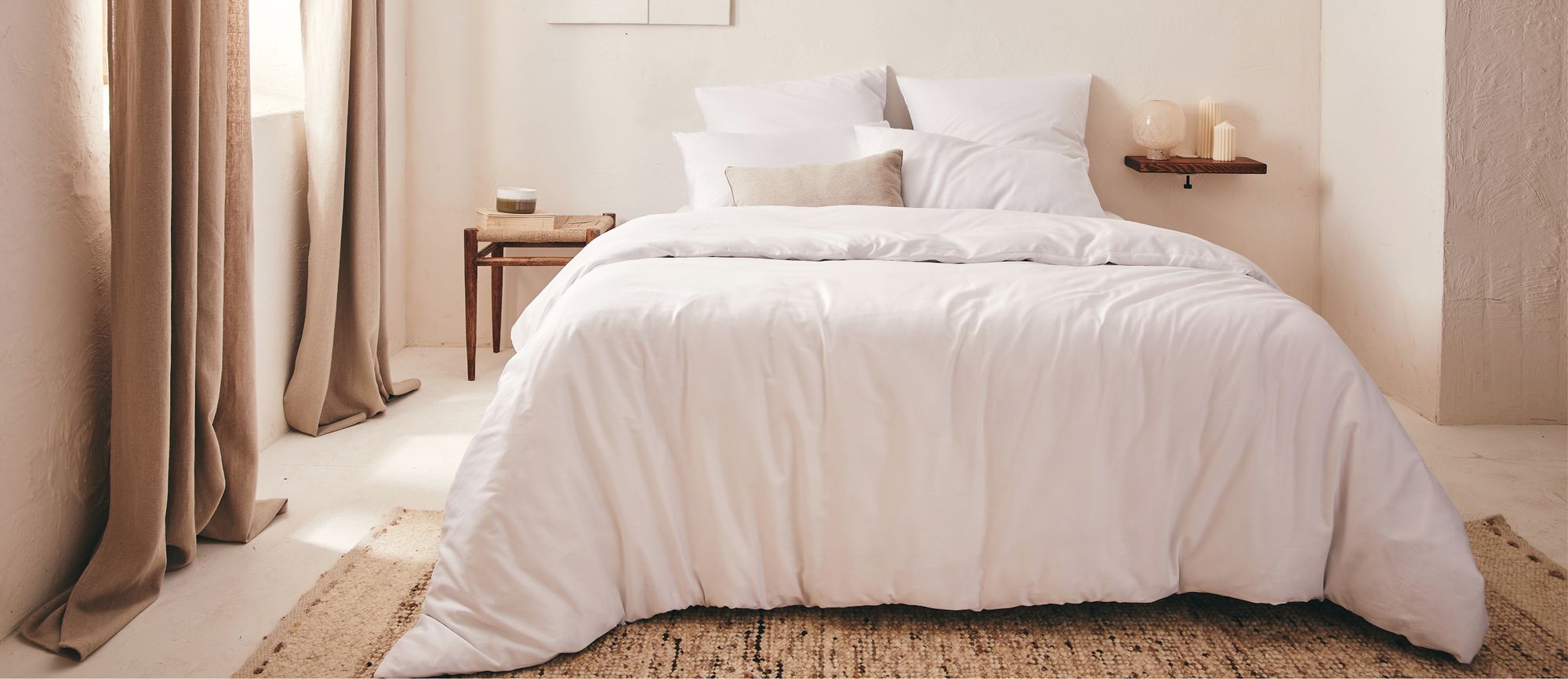 Chambre naturelle avec parure de lit Kipli en coton biologique, alliant confort, élégance et durabilité.