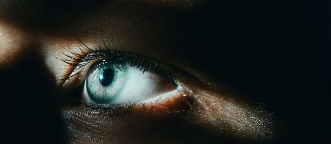 Gros plan sur un œil exposé à la lumière bleue, symbole de l'impact des écrans sur le sommeil