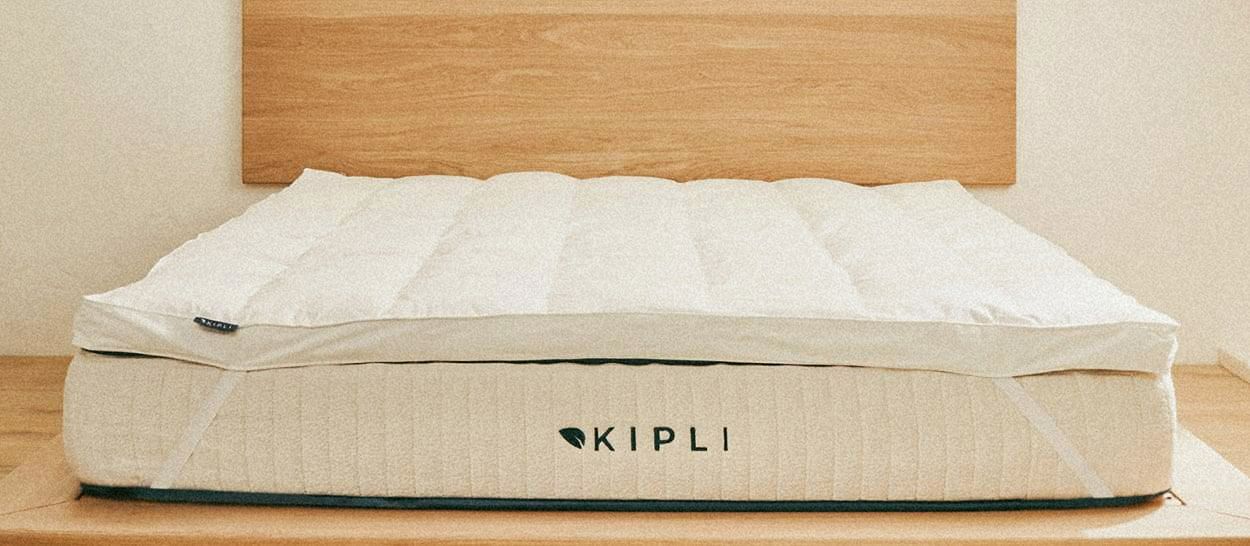 Surmatelas naturel en duvet et plumes recyclés Kipli sur un matelas en latex