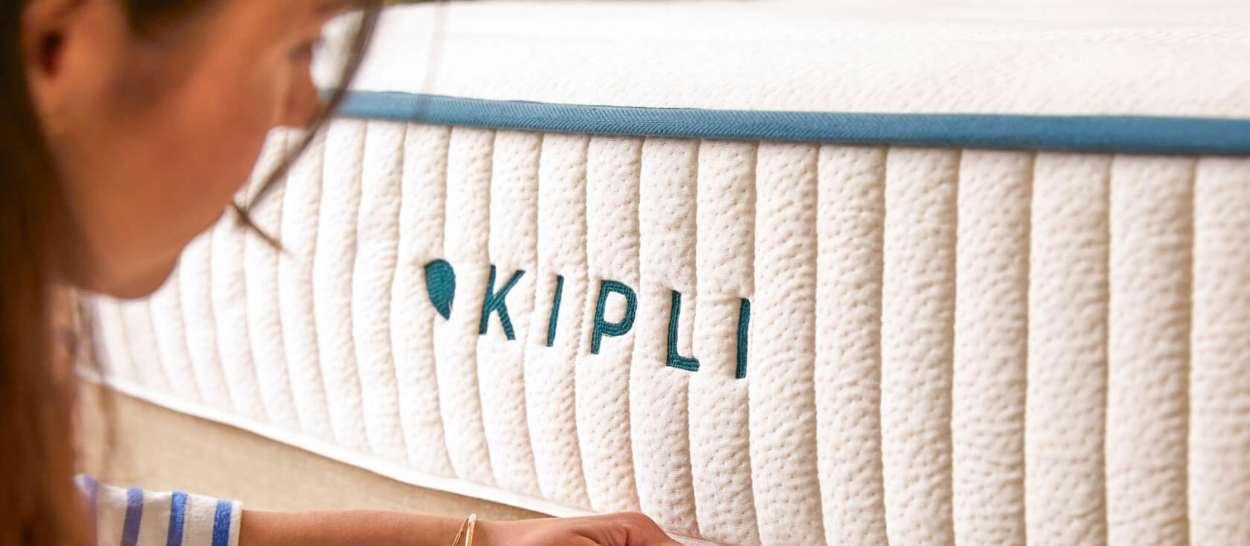 Vue rapprochée d’un matelas Kipli en latex naturel, symbole de fabrication écoresponsable