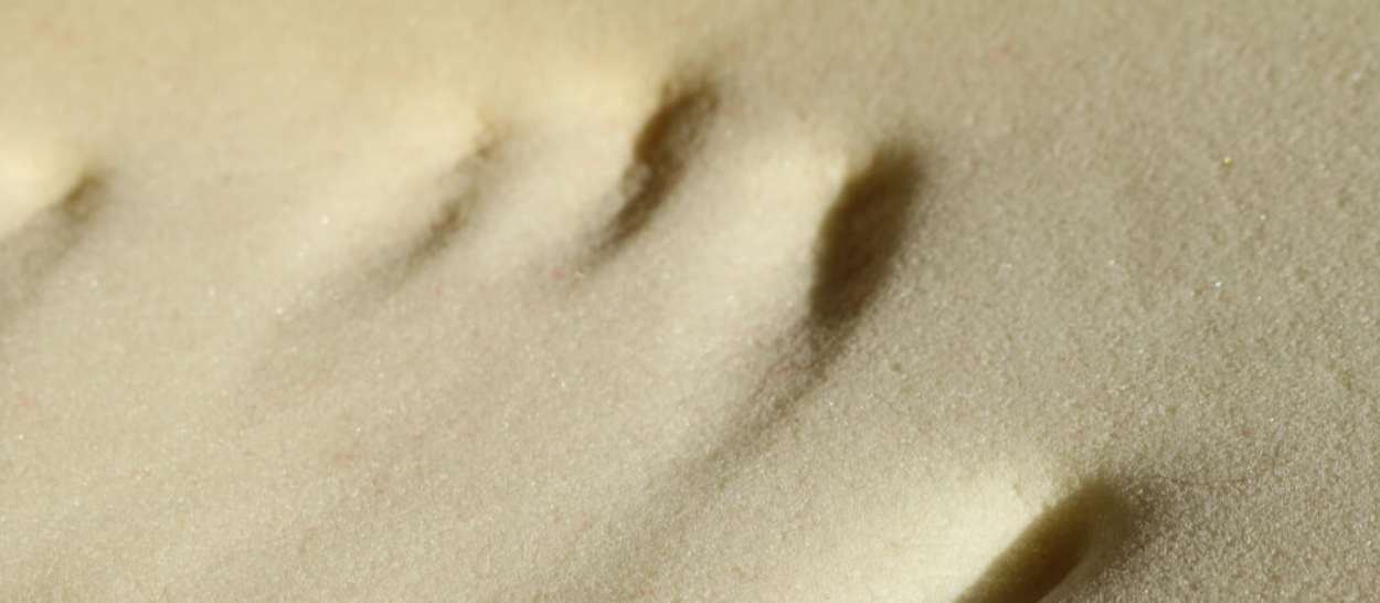 Empreinte de main sur une mousse à mémoire de forme illustrant son adaptation au corps