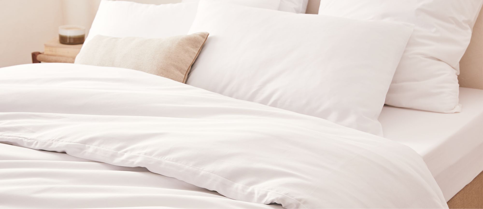 Parure de lit Kipli en coton biologique, douce, respirante et élégante dans une chambre apaisante.