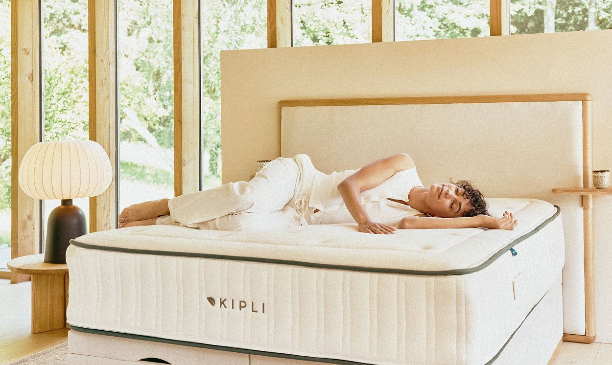 femme allongée sur un matelas en latex naturel