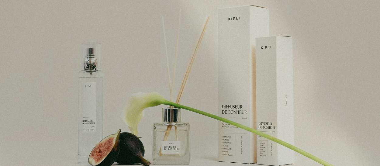 Diffuseur de bonheur Kipli avec bâtonnets, spray de parfum de maison et figue fraîche sur fond neutre