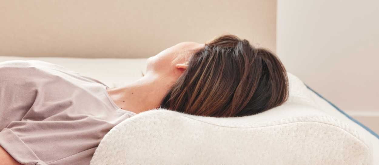 Femme reposée allongée sur un oreiller en latex naturel Kipli soutenant la nuque