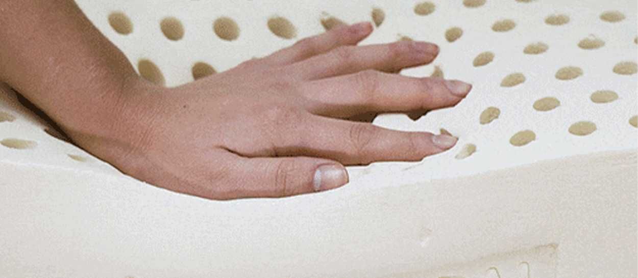 Main testant le soutien d’un matelas en latex naturel Kipli perforé