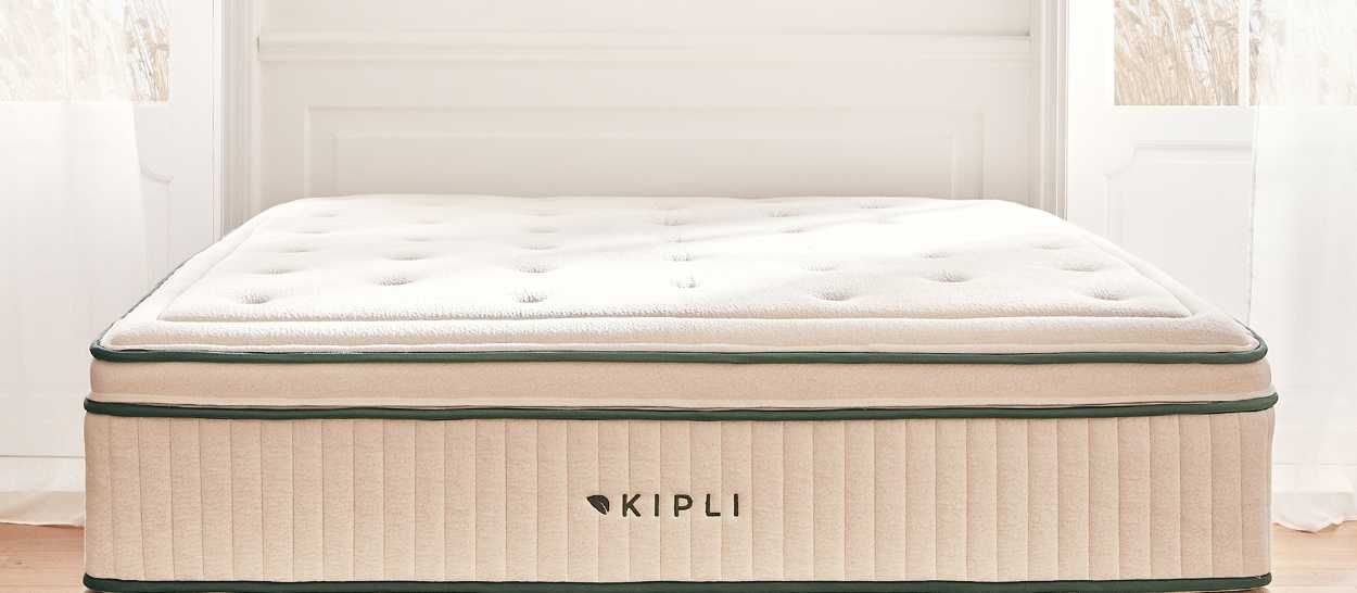 matelas latex naturel Kipli vu de face dans une chambre lumineuse et épurée