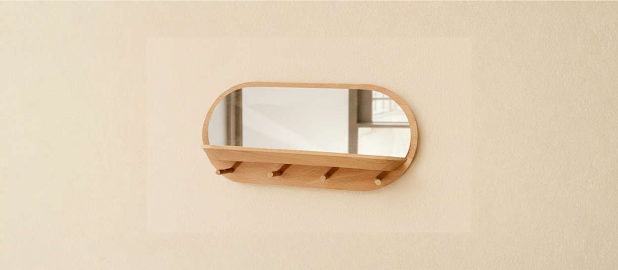 Miroir vertical en hêtre Le Passage avec petite tablette murale dans une pièce lumineuse