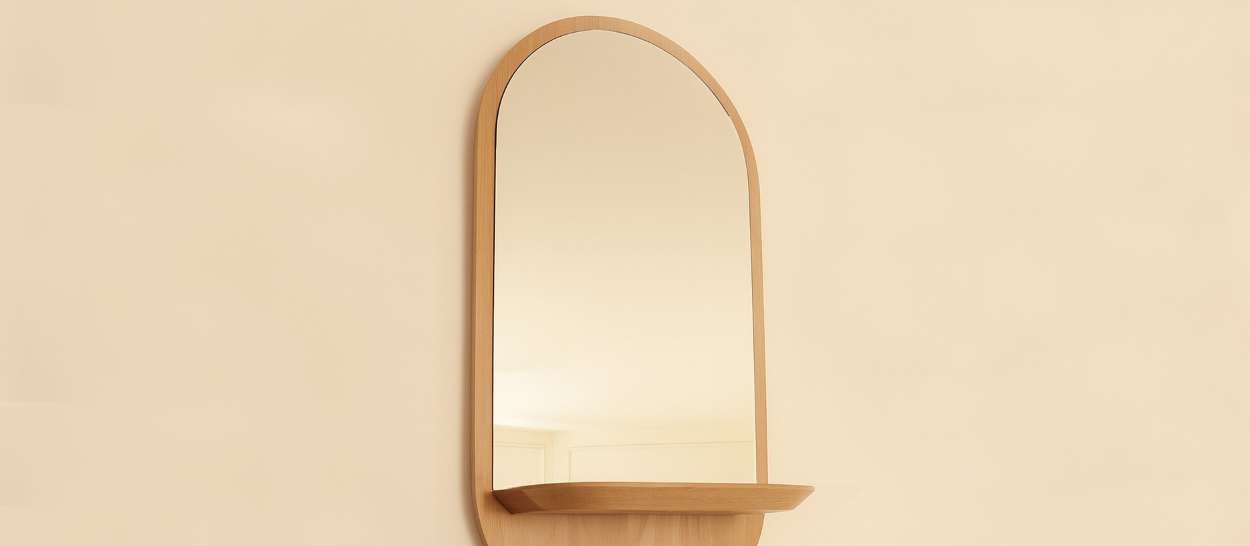 Miroir vertical en hêtre Le Passage avec petite tablette murale dans une pièce lumineuse