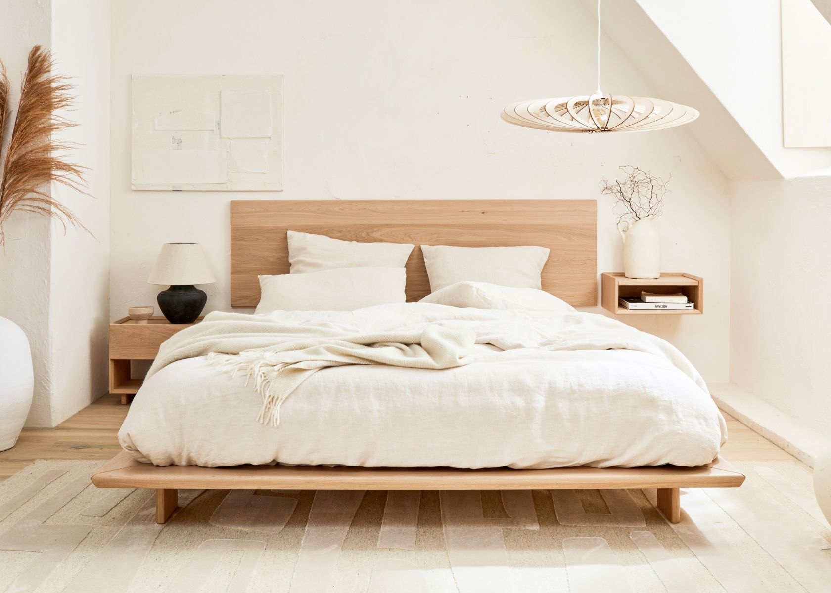 Lit NOVA Kipli en bois massif de hêtre, sommier à lattes et lignes épurées, dans une chambre lumineuse et apaisée