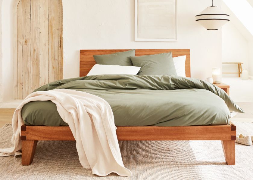 Lit NOVA Kipli en bois massif de hêtre, sommier à lattes et lignes épurées, dans une chambre lumineuse et apaisée