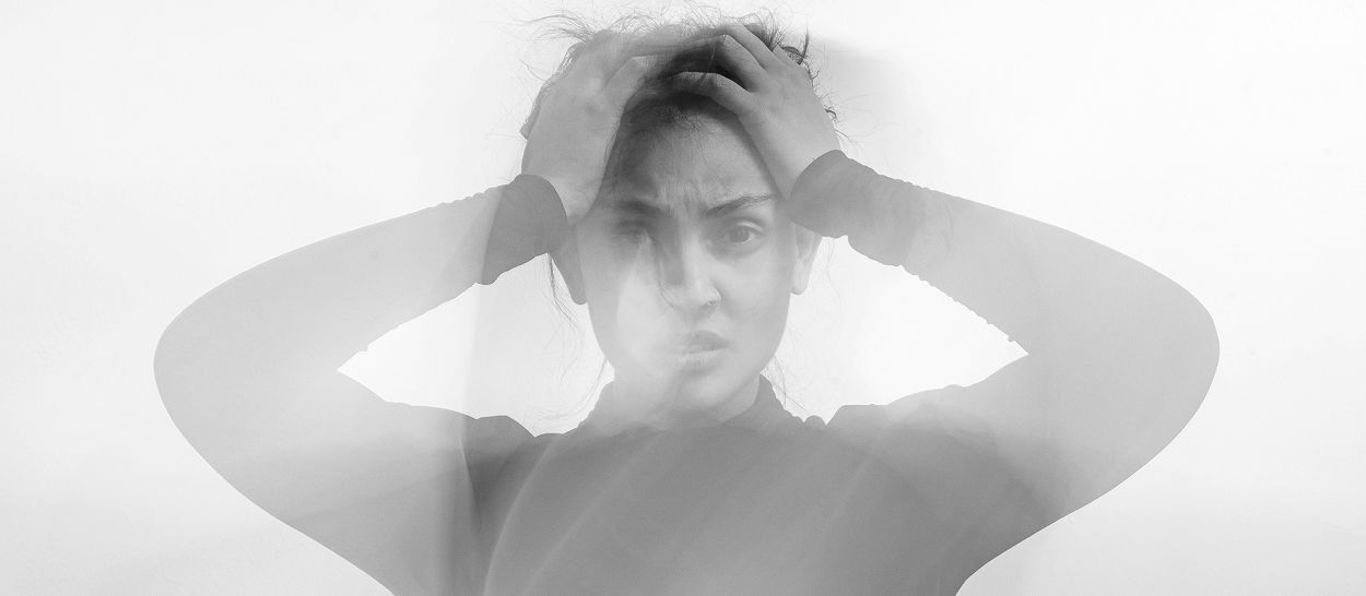 Adolescente exprimant une surcharge mentale liée à l’omniprésence des écrans, illustrant l’impact du digital sur l’attention et l’anxiété.