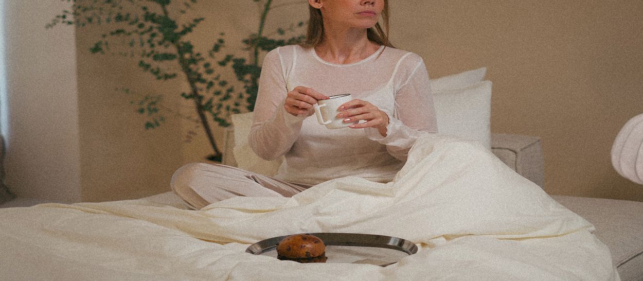 Moment de détente sur un lit, illustrant le confort durable et respirant d’un matelas en latex naturel.