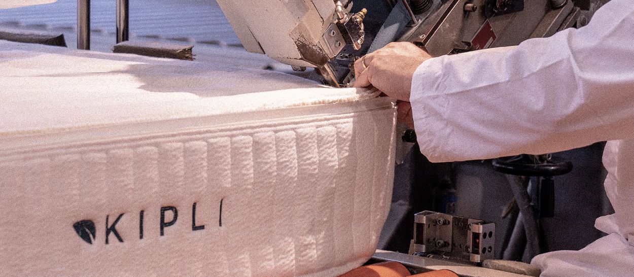 Fabrication d’un matelas Kipli en latex 100 % naturel, illustrant le savoir-faire artisanal, les matières durables et l’absence de mousses synthétiques.