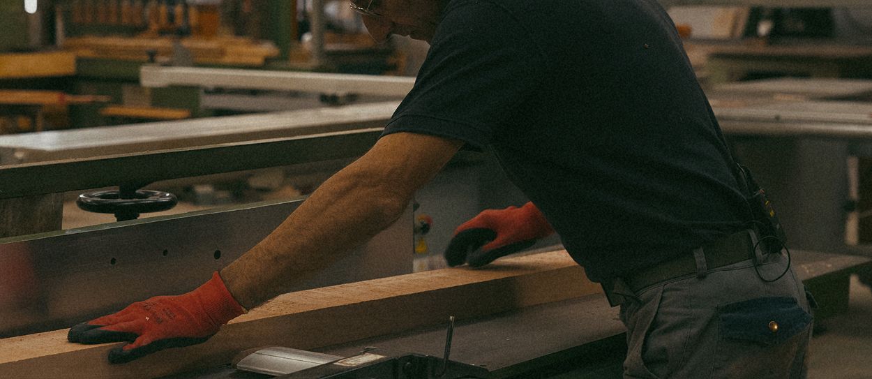 Artisan travaillant une pièce de bois massif en atelier