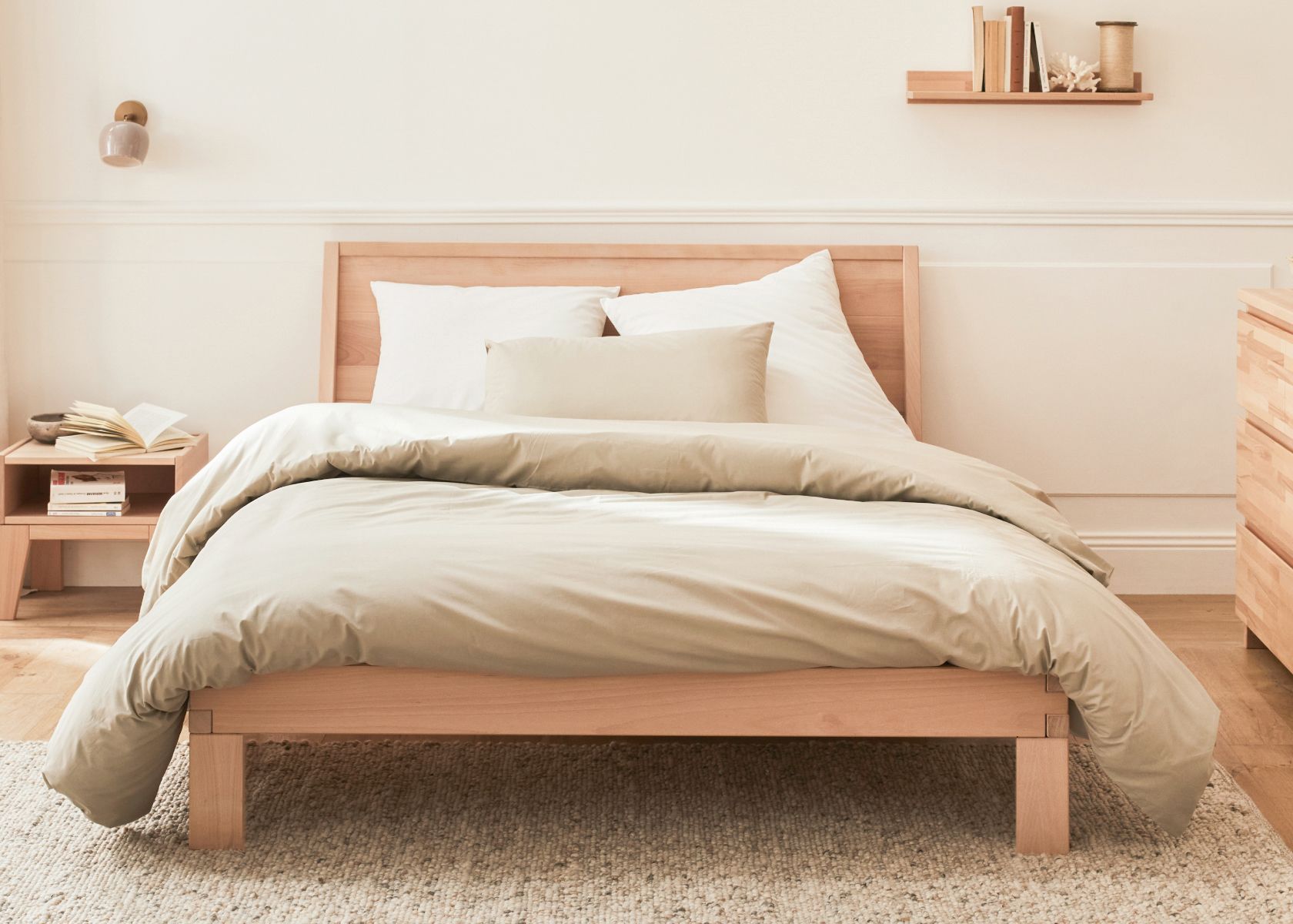 Lit NOVA Kipli en bois massif de hêtre, sommier à lattes et lignes épurées, dans une chambre lumineuse et apaisée