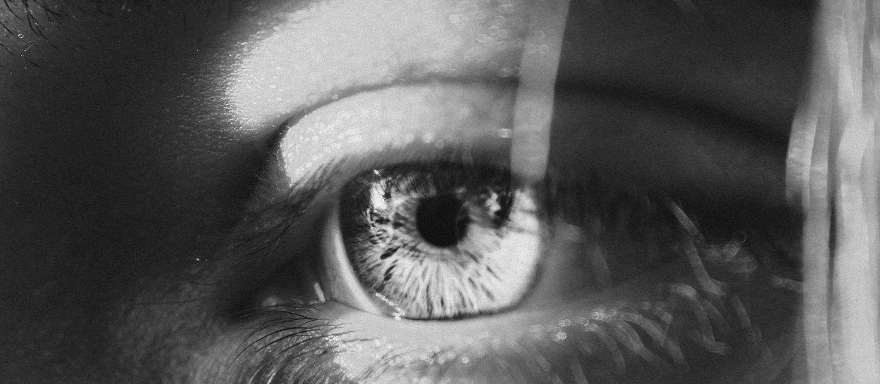 Gros plan d’un œil exposé à la lumière naturelle du matin, illustrant l’impact de la lumière sur l’éveil et la régulation du rythme circadien.