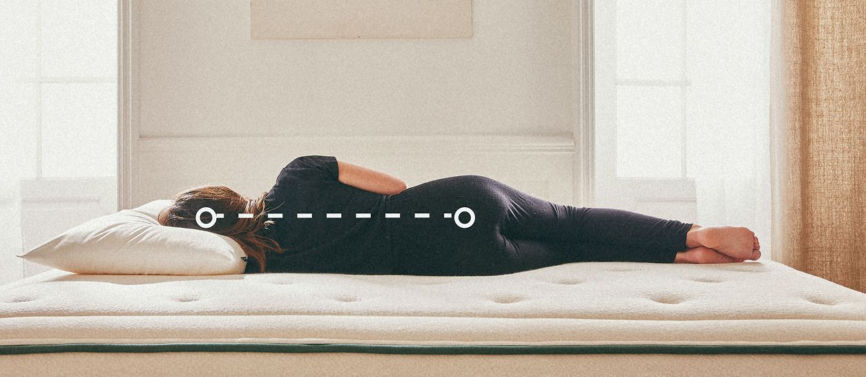 Personne allongée sur un matelas en latex naturel, illustrant l’alignement du corps, l’adaptation à la morphologie et le soutien par zones de confort.