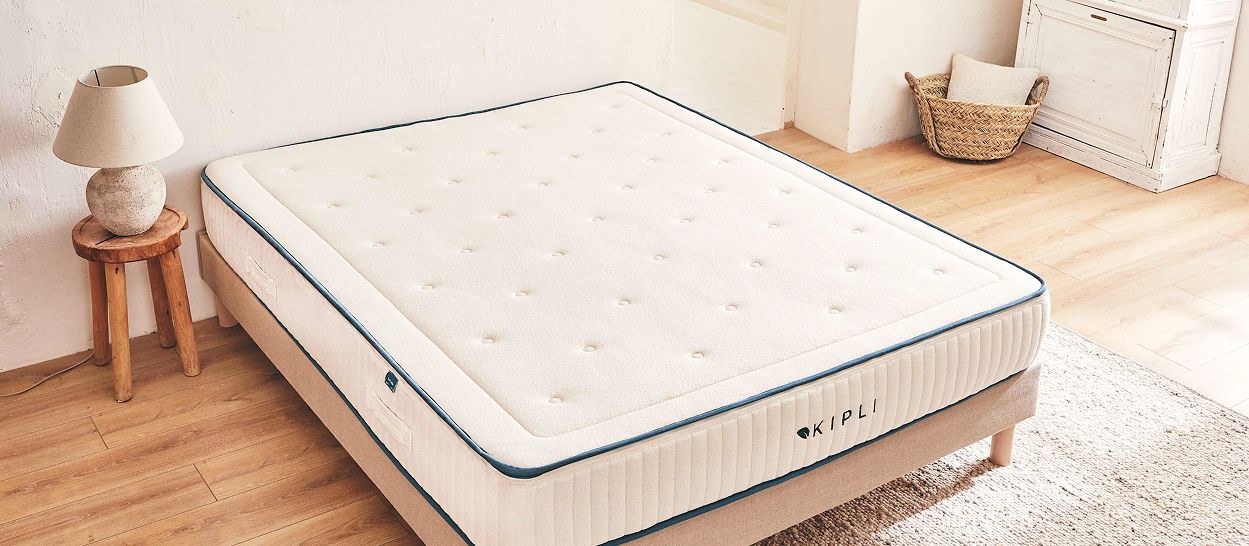 Matelas en latex naturel Kipli installé dans une chambre lumineuse, illustrant l’espace offert par un format 160x200 et une literie stable et ventilée.