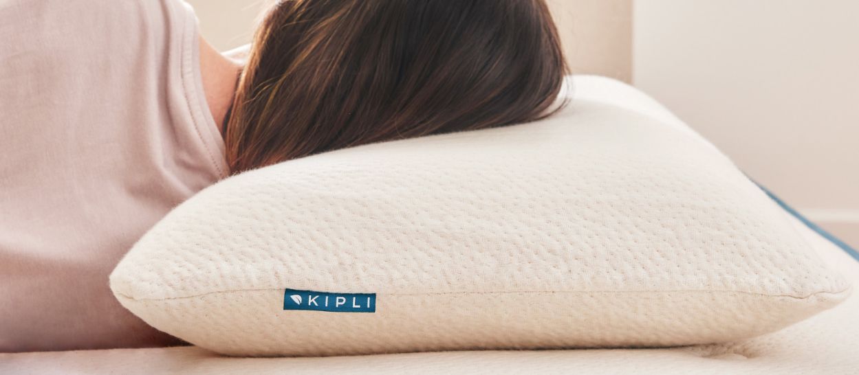 Personne allongée sur un oreiller en latex naturel Kipli, illustrant l’alignement de la nuque et le soutien cervical