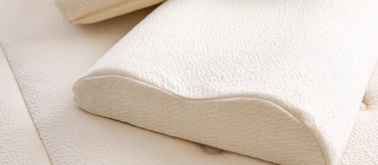 Oreiller en latex naturel vu de près, montrant sa forme stable et sa surface respirante, conçu pour soutenir la nuque