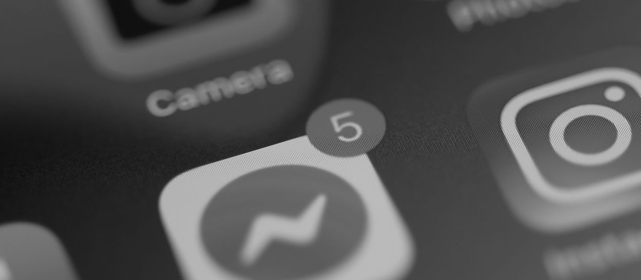 Icônes de réseaux sociaux avec notifications sur smartphone, illustrant la sollicitation permanente, la pression des messages et l’impact des interactions numériques sur le sommeil des adolescents.