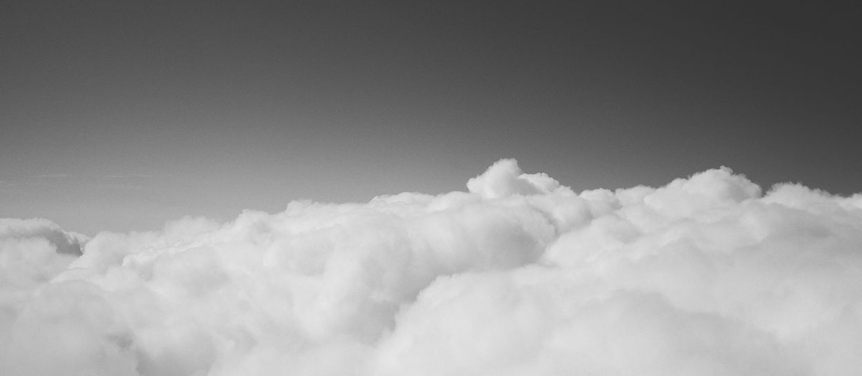 Nuages vus d’en haut, illustrant l’état de conscience particulier du rêve lucide, entre sommeil paradoxal (REM), imagination et lucidité.