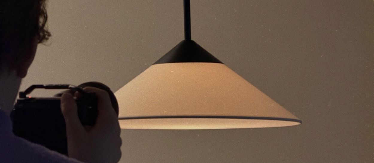 Suspension allumée diffusant une lumière chaude en fin de journée, pour créer une ambiance de crépuscule propice à l’endormissement