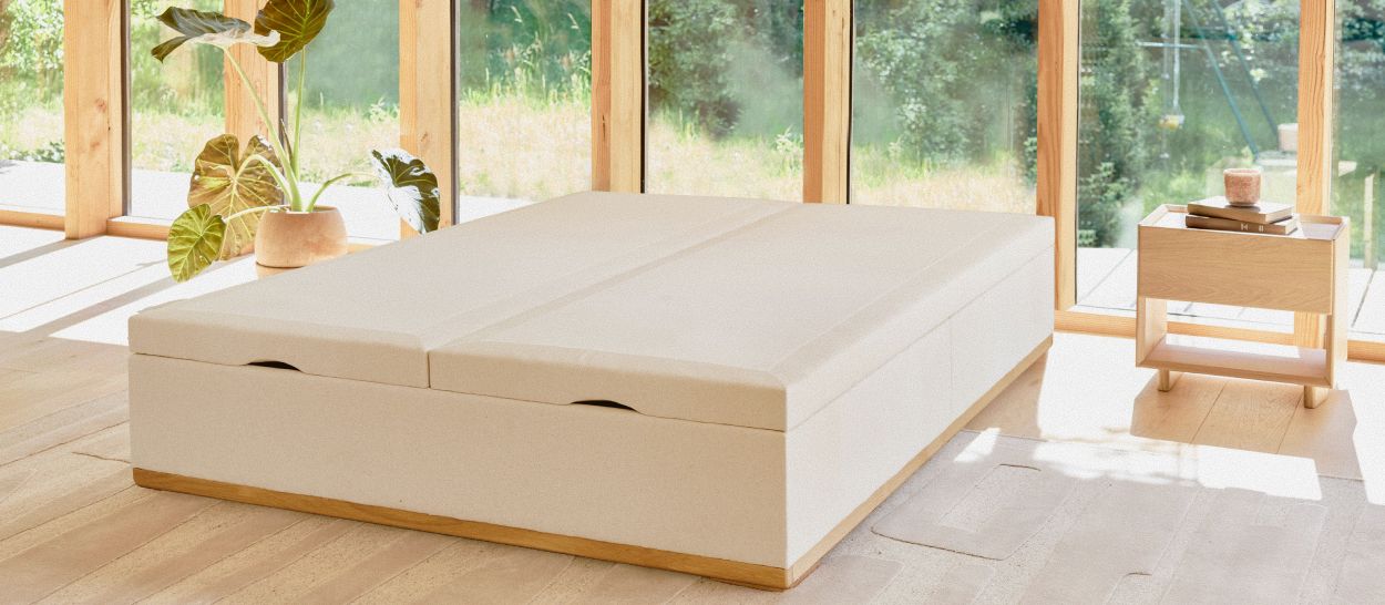 Lit coffre aux dimensions équilibrées dans une chambre lumineuse, illustrant une bonne circulation autour du lit et une optimisation de l’espace sans encombrement.