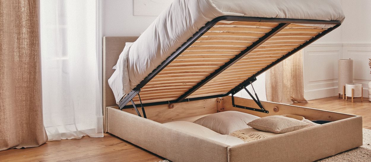 Lit coffre avec sommier à lattes relevable, illustrant la solidité de la structure, le mécanisme d’ouverture et l’espace de rangement ventilé.