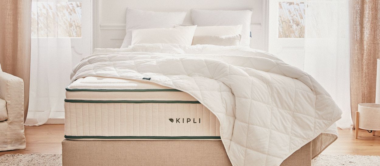 Lit coffre Kipli avec matelas respirant et linge de lit naturel, illustrant un couchage stable, bien ventilé et adapté à un usage durable dans la chambre.