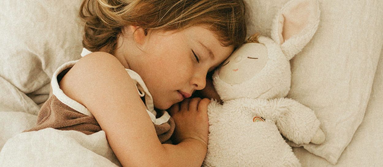 Lit tapissier enfant Kipli offrant un couchage enveloppant et stable, conçu sur une structure solide pour sécuriser le sommeil des enfants