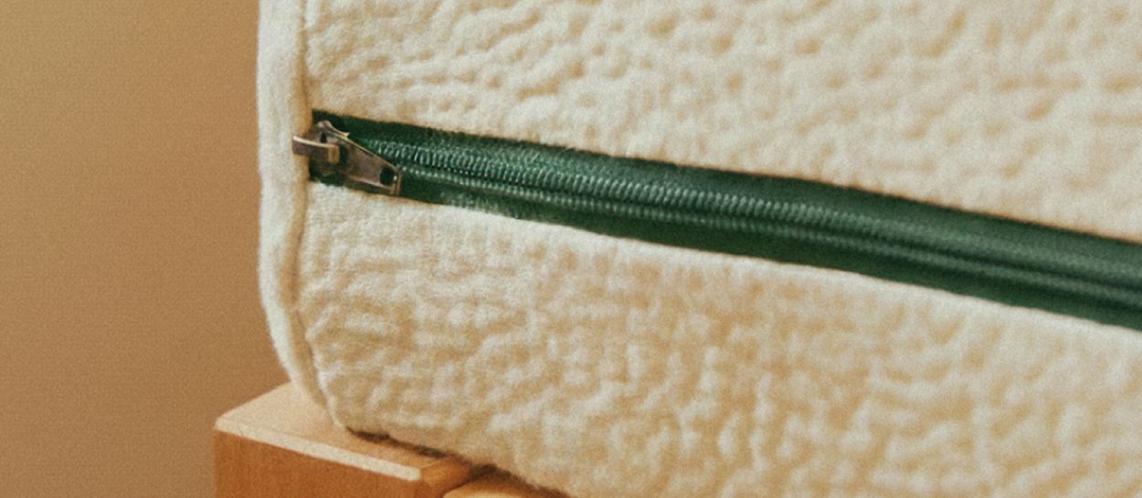 Détail du matelas enfant Kipli avec housse respirante en latex naturel, conçu pour accompagner la croissance et préserver un soutien durable