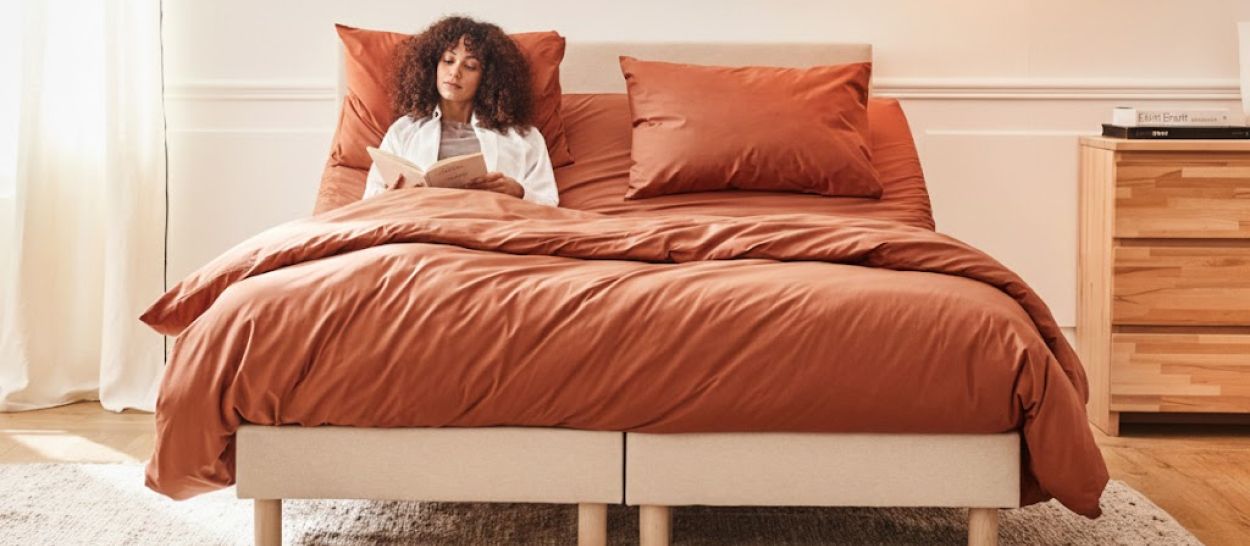 Matelas en latex naturel installé sur un sommier électrique 2 places Kipli, permettant un réglage indépendant pour un confort personnalisé et un meilleur soutien nocturne.