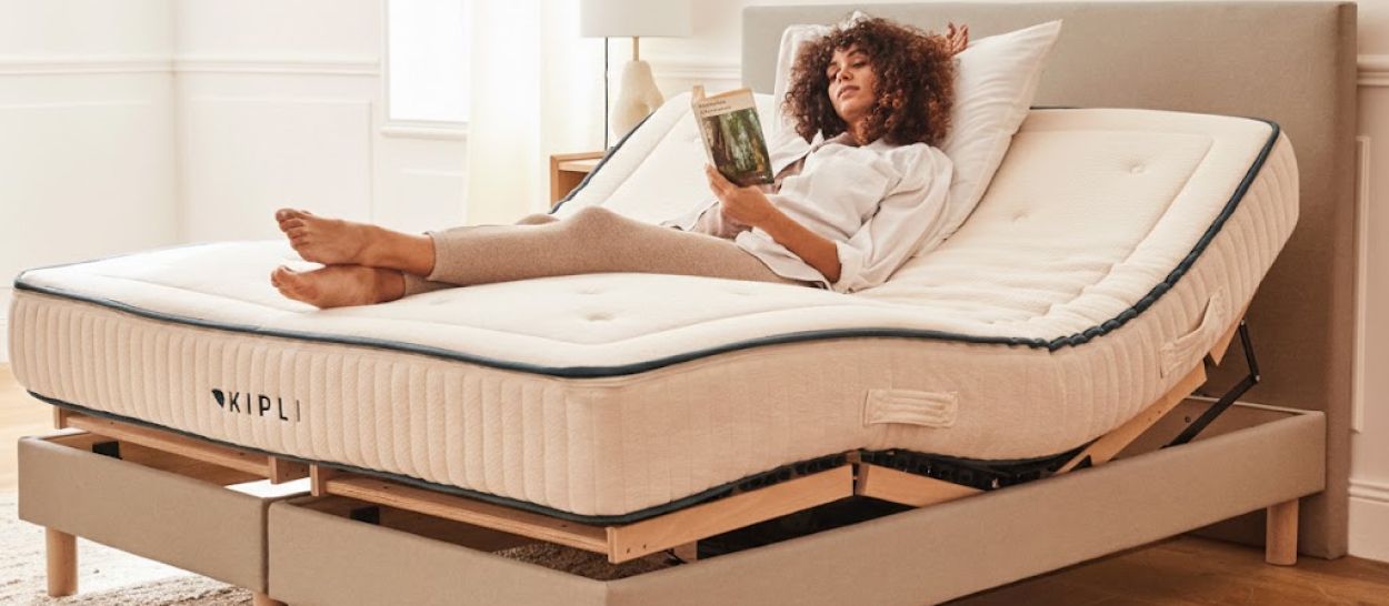 Position relaxation sur sommier électrique Kipli, avec buste relevé et jambes légèrement surélevées, favorisant une meilleure respiration, une réduction des points de pression et une récupération plus naturelle.