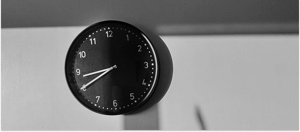 horloge murale illustrant dormir 6 heures par nuit et l’accumulation de dette de sommeil