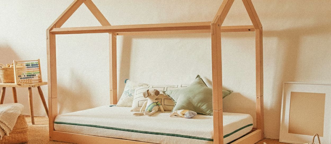 Lit enfant en bois massif illustrant la durabilité et la résistance naturelle d’un cadre de lit en bois