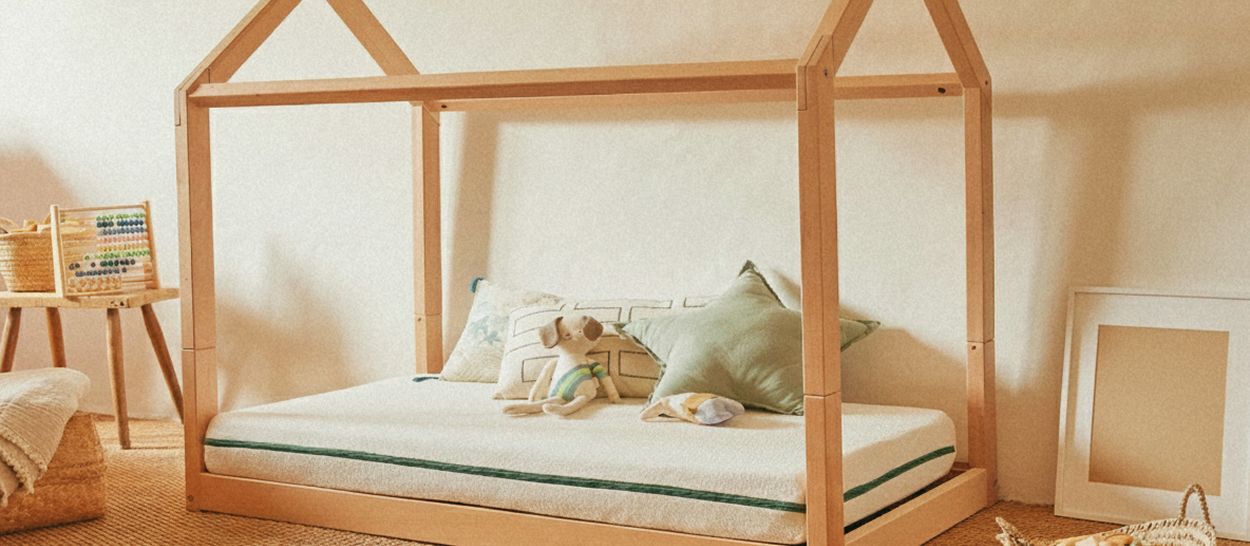 Lit cabane en bois naturel avec matelas latex, textile coton, chambre enfant lumineuse