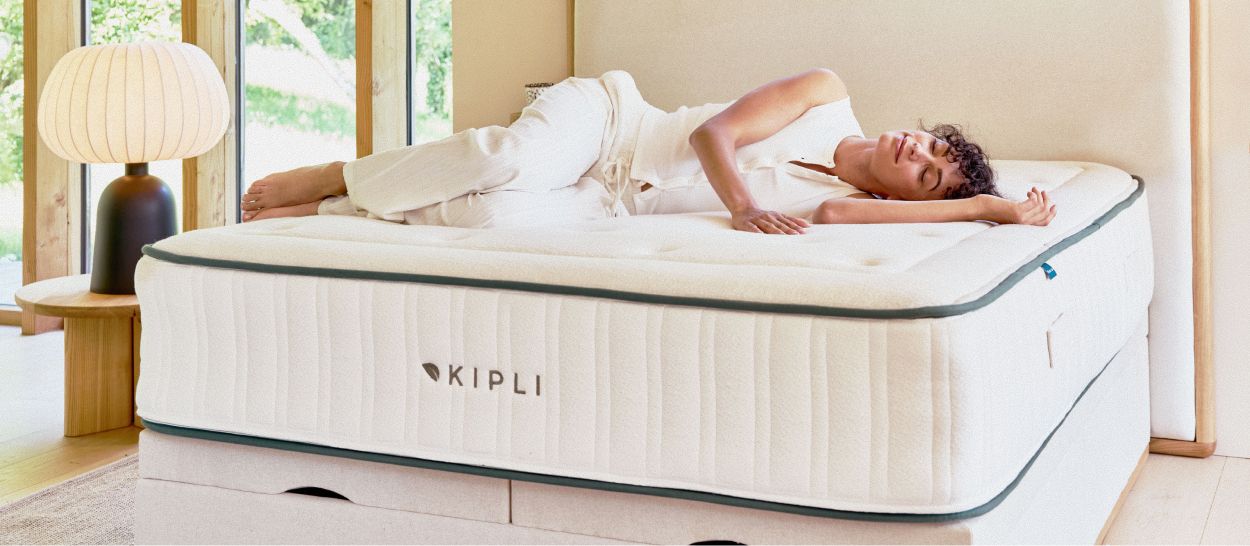 Personne allongée sur un matelas en latex naturel Kipli, illustrant la ventilation et la stabilité du matériau face à l’humidité