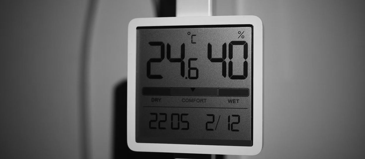 Thermomètre d'ambiance numérique affichant la température et l'humidité d'une chambre