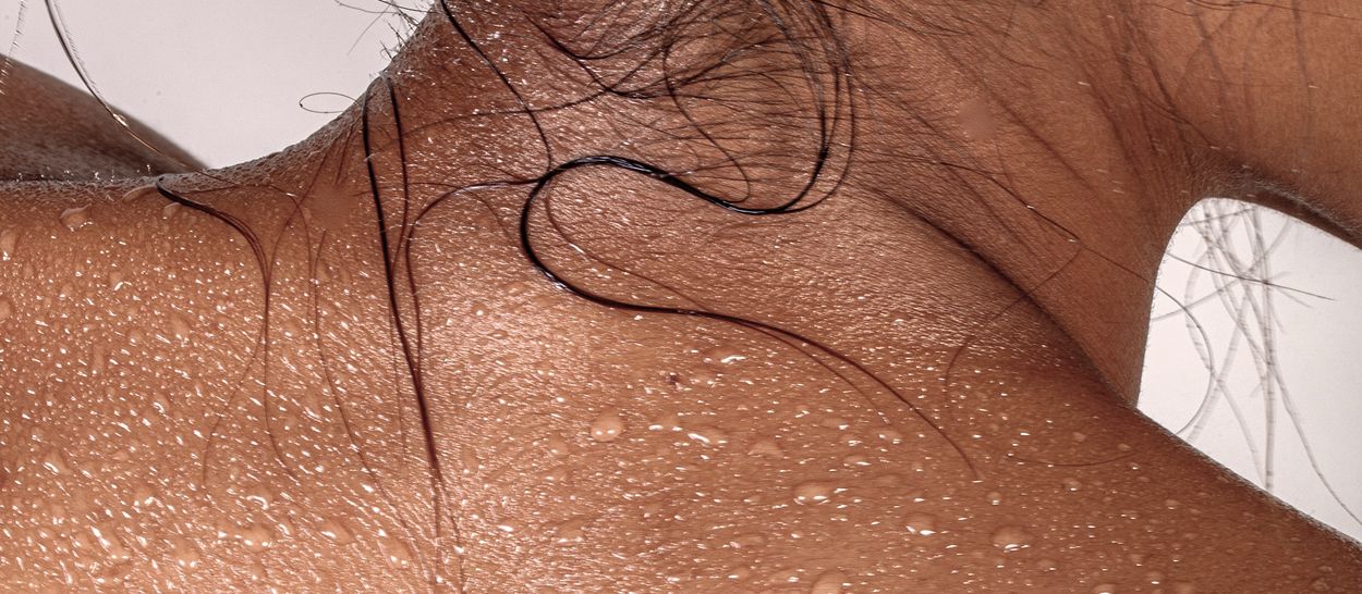 Gouttes de transpiration sur la peau illustrant la thermorégulation du corps et l’évacuation de la chaleur pendant le sommeil