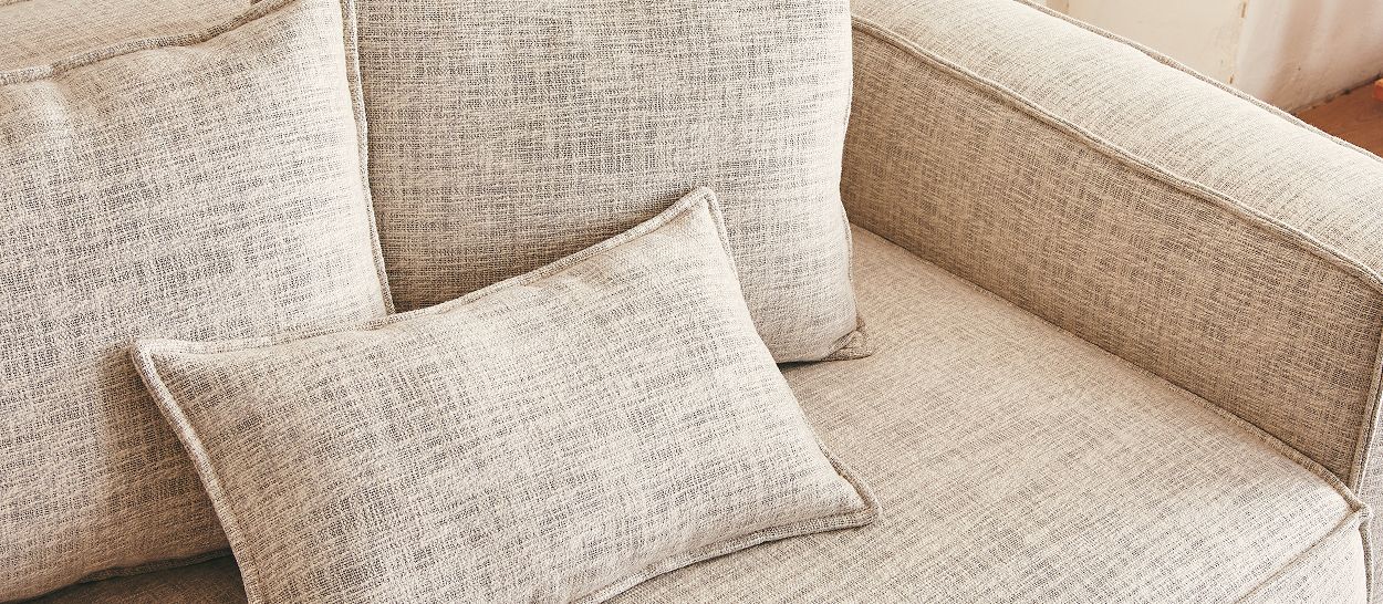 Gros plan assise canapé PALM, coussins lin écru et plumes recyclées, profondeur 64 cm