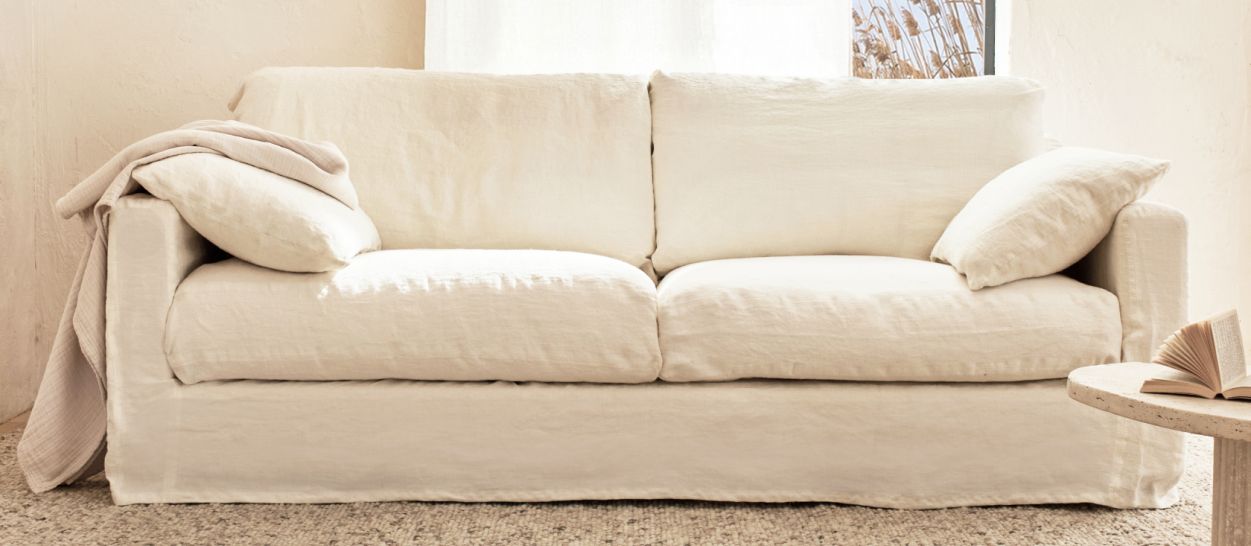 Canapé PALM 2 places en lin blanc naturel, jupe tombante, assise latex et plumes recyclées