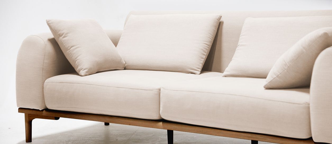 Canapé ARCO en coton biologique écru, base frêne massif et pieds bois, assise latex naturel