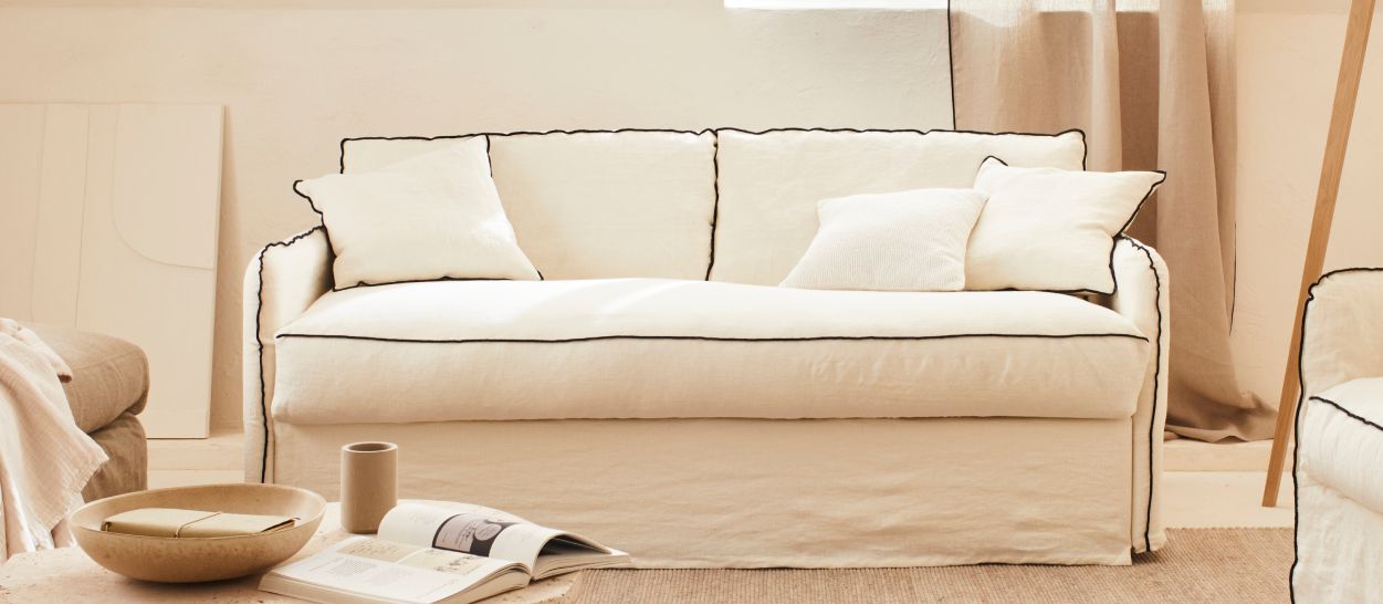 Canapé convertible PALM en lin blanc liseré noir, salon épuré, usage quotidien