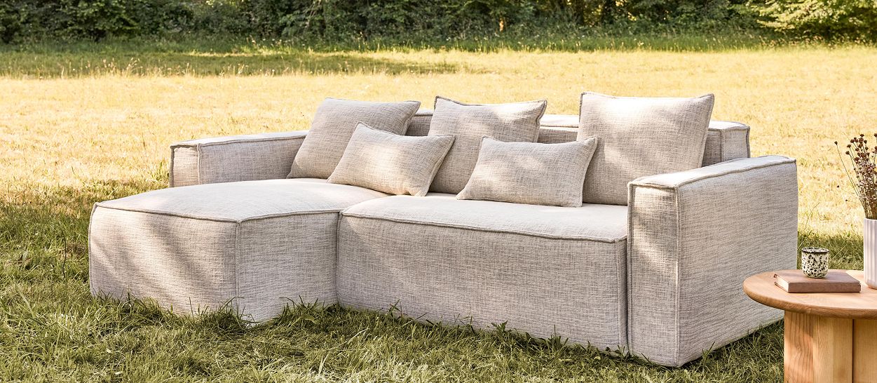 Canapé méridienne en lin beige naturel, configuration asymétrique modulable, détente allongée